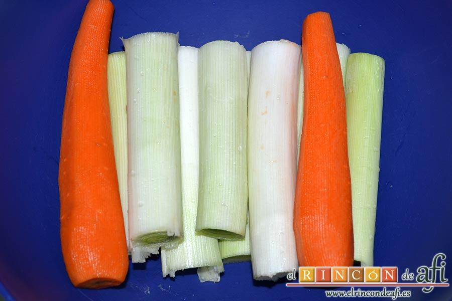 Crema de porrusalda, preparar los puerros y la zanahoria