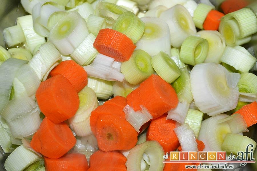 Crema de porrusalda, poner un chorro de aceite de oliva en un caldero y echar las verduras