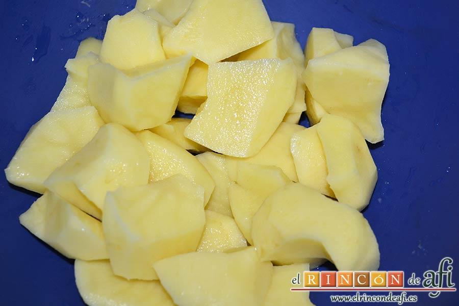 Crema de porrusalda, añadir las papas triscadas