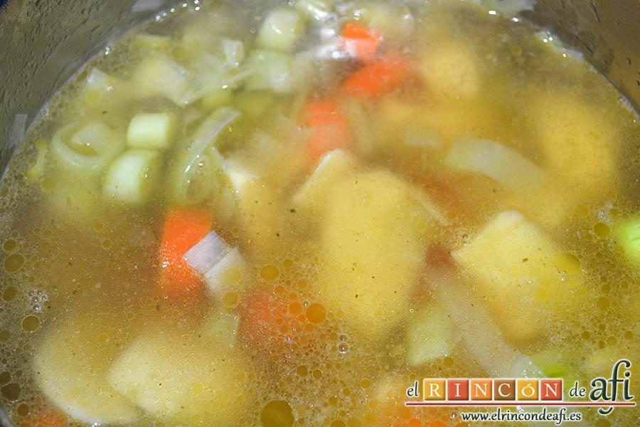 Crema de porrusalda, añadir el caldo de verduras