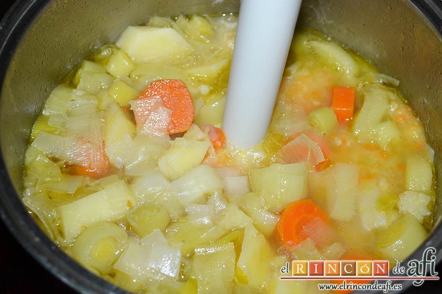 Crema de porrusalda, triturar con minipimer