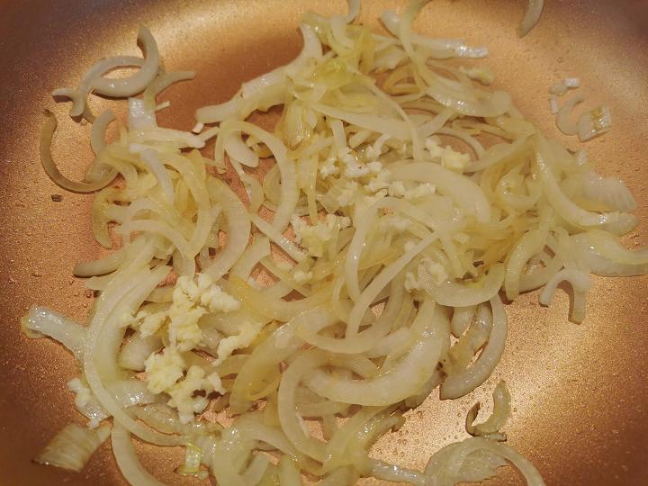 Pasta con salsa de hummus