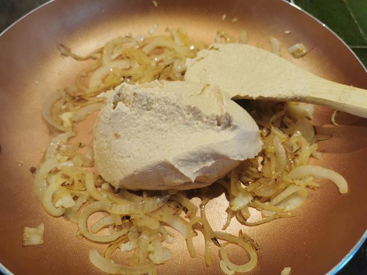 Pasta con salsa de hummus