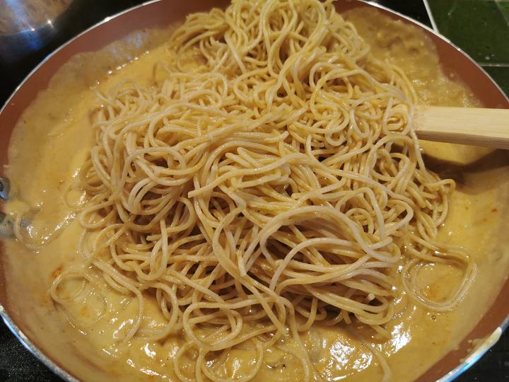 Pasta con salsa de hummus