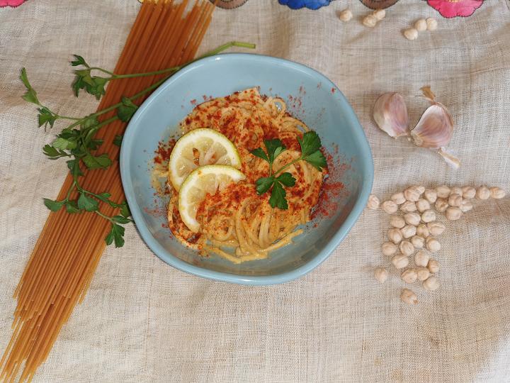 Pasta con salsa de hummus