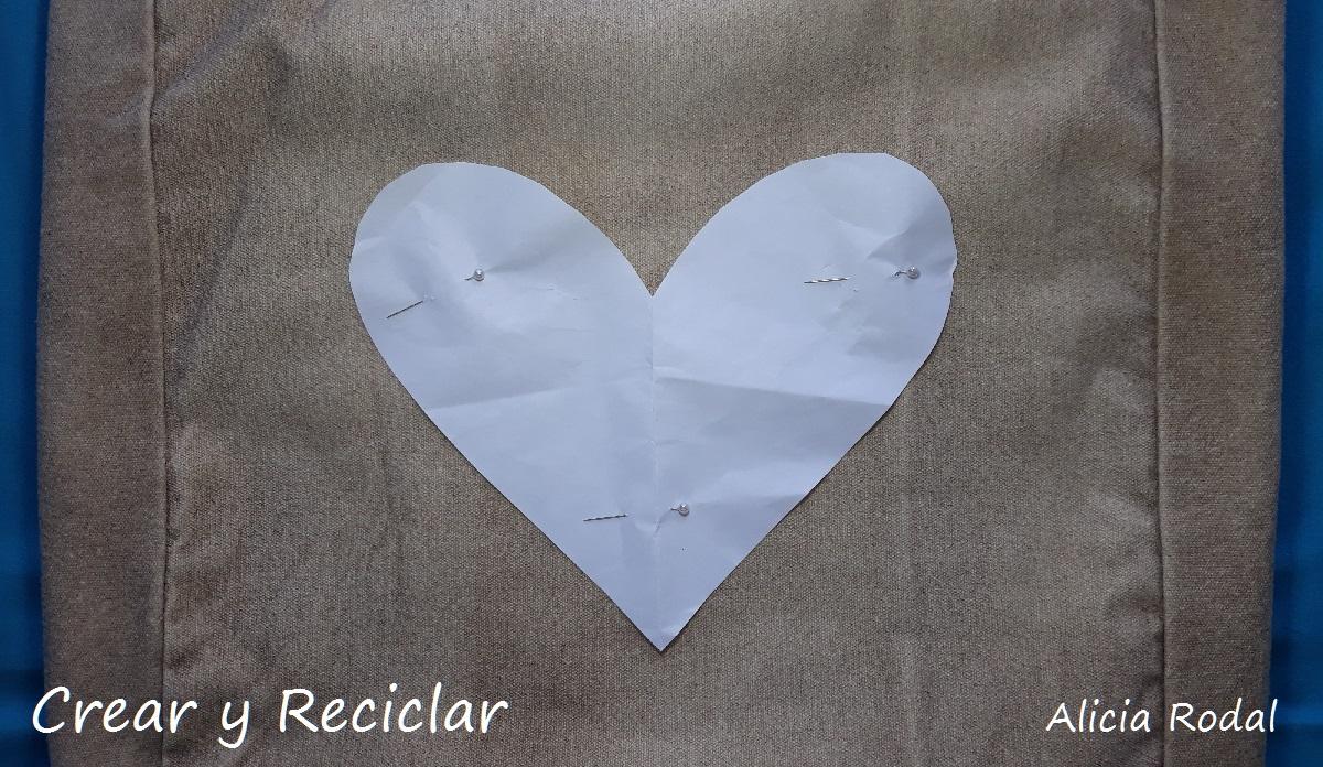 Ideas para decorar tu ropa. En este tutorial te muestro ideas para personalizar prendas de vestir con material reciclado y fácil.