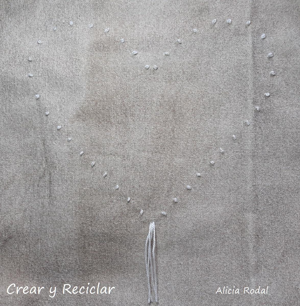 Ideas para decorar tu ropa. En este tutorial te muestro ideas para personalizar prendas de vestir con material reciclado y fácil. 