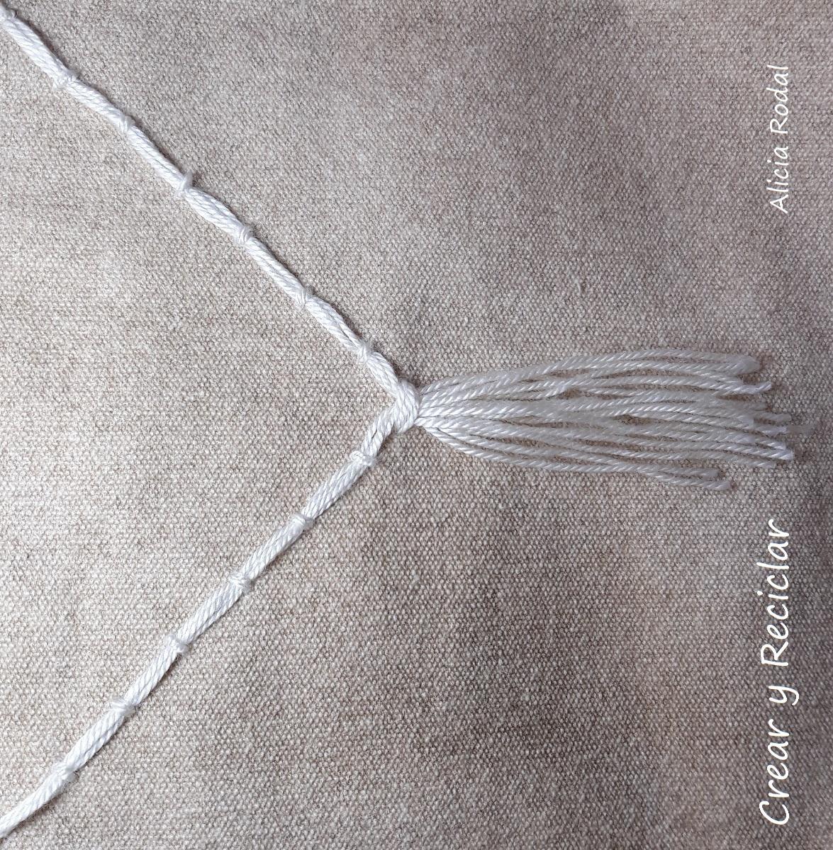 Ideas para decorar tu ropa. En este tutorial te muestro ideas para personalizar prendas de vestir con material reciclado y fácil. 