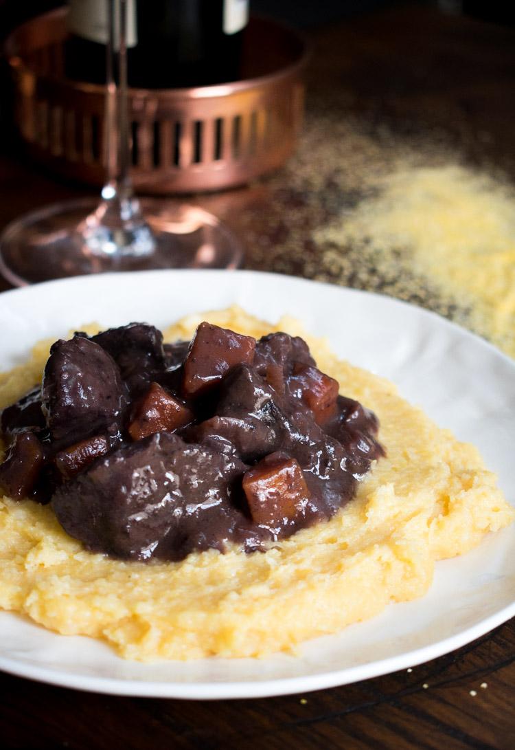 Filete al vino tinto sobre polenta cremosa