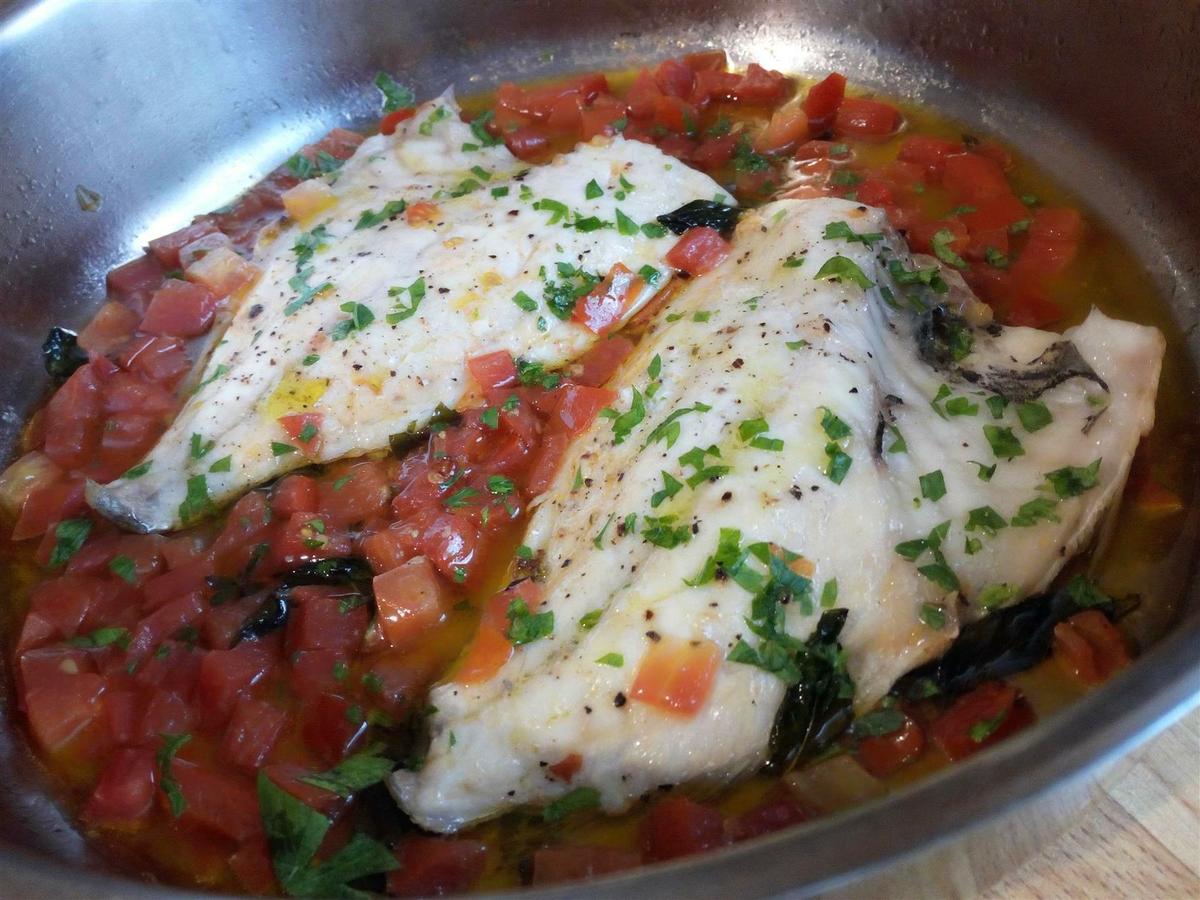 Filetes de lubina en salsa de tomate - Filetti di spigola allacqua pazza - Sea bass recipe tomato