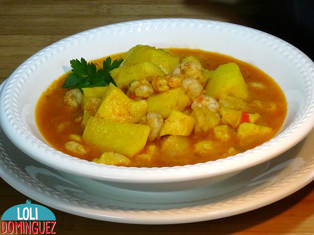 PATATAS CON SEPIA Y GAMBAS, MUCHO SABOR Y POCAS CALORÍAS. Una receta que se hace en poco tiempo y que el resultado es riquísimo, saludable y que además de saciar bastante contiene muy pocas calorías