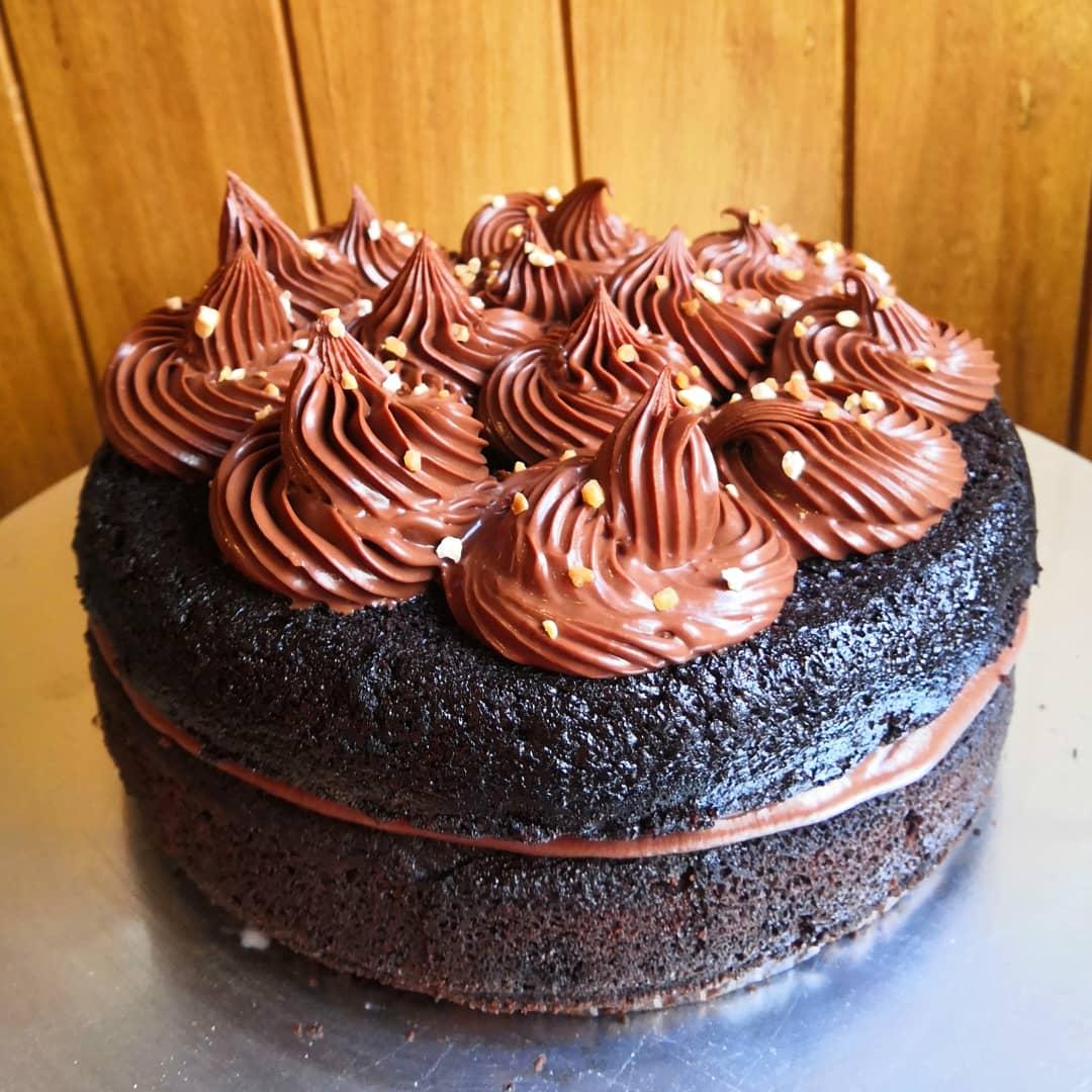 Tarta de chocolate rellena con mermelada de frambuesa y ganache de chocolate