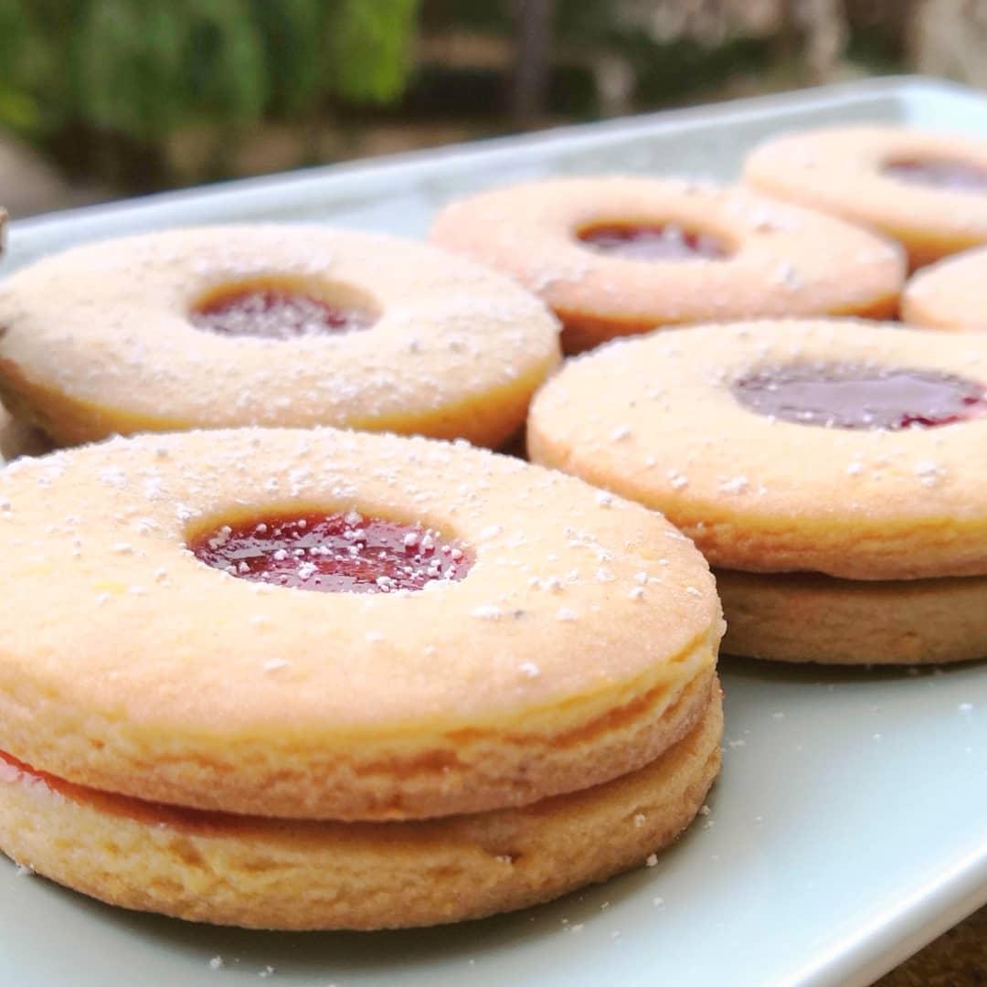 Galletas rellenas de mermelada de fresa