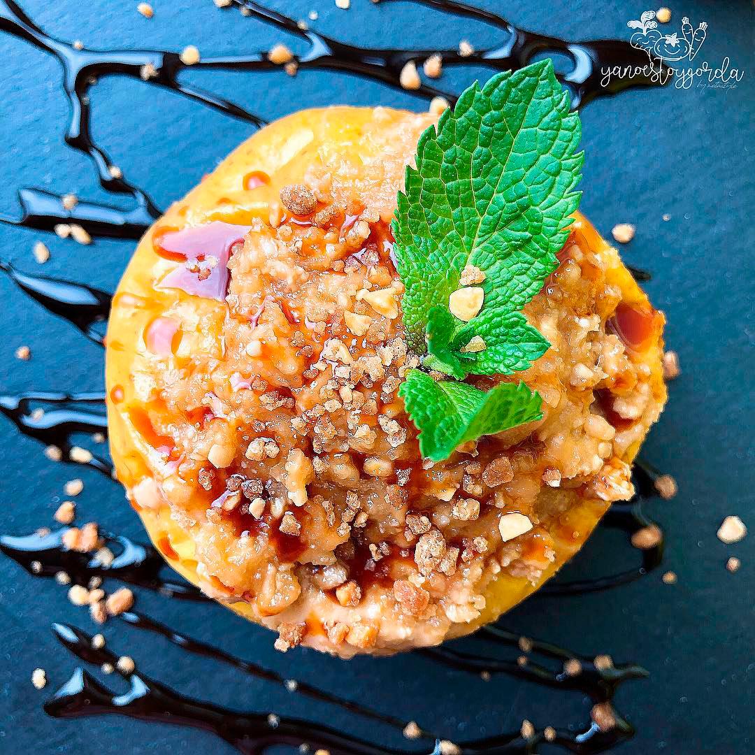 Manzana asada con manteca de almendras