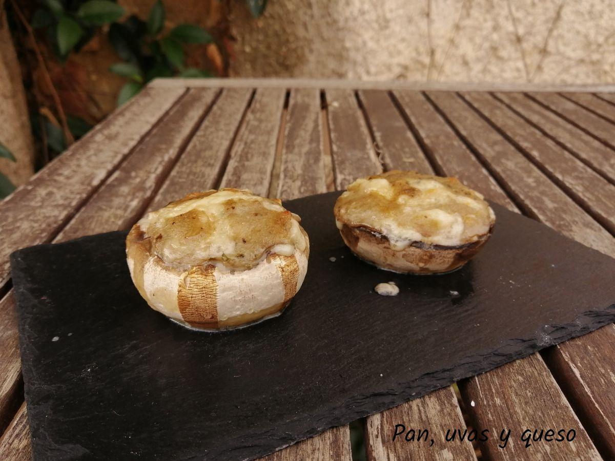 champiñones rellenos - pan uvas y queso