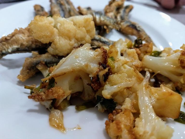Coliflor frita con boquerones