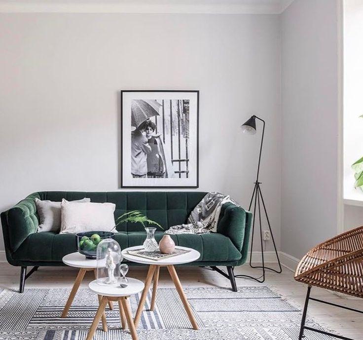 sofa con patas en color verde ideal para espacios pequeños