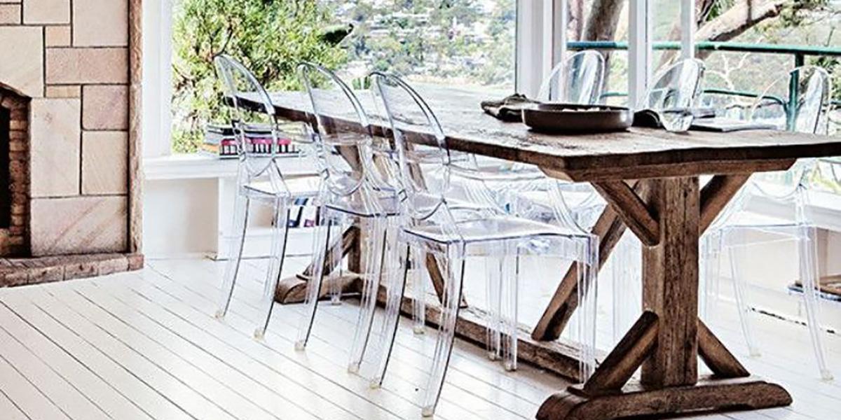 Mesa con sillas transparentes