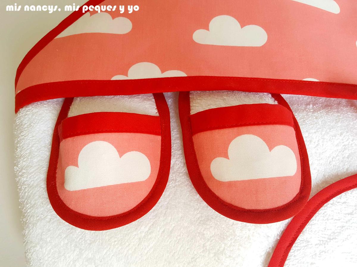 mis nancys, mis peques y yo, juego de baño para bebe, zapatillas de baño para bebe de rizo a juego con capa de baño