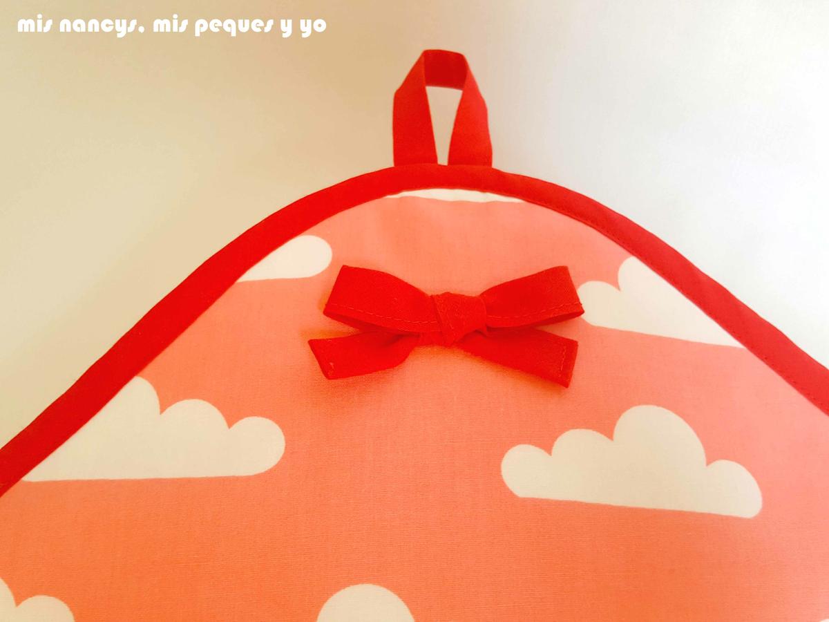 mis nancys, mis peques y yo, juego de baño para bebe, toalla con capucha, detalle del lazo