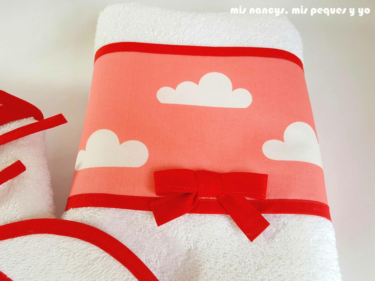 mis nancys, mis peques y yo, juego de baño para bebe, toalla de lavabo, detalle del lazo