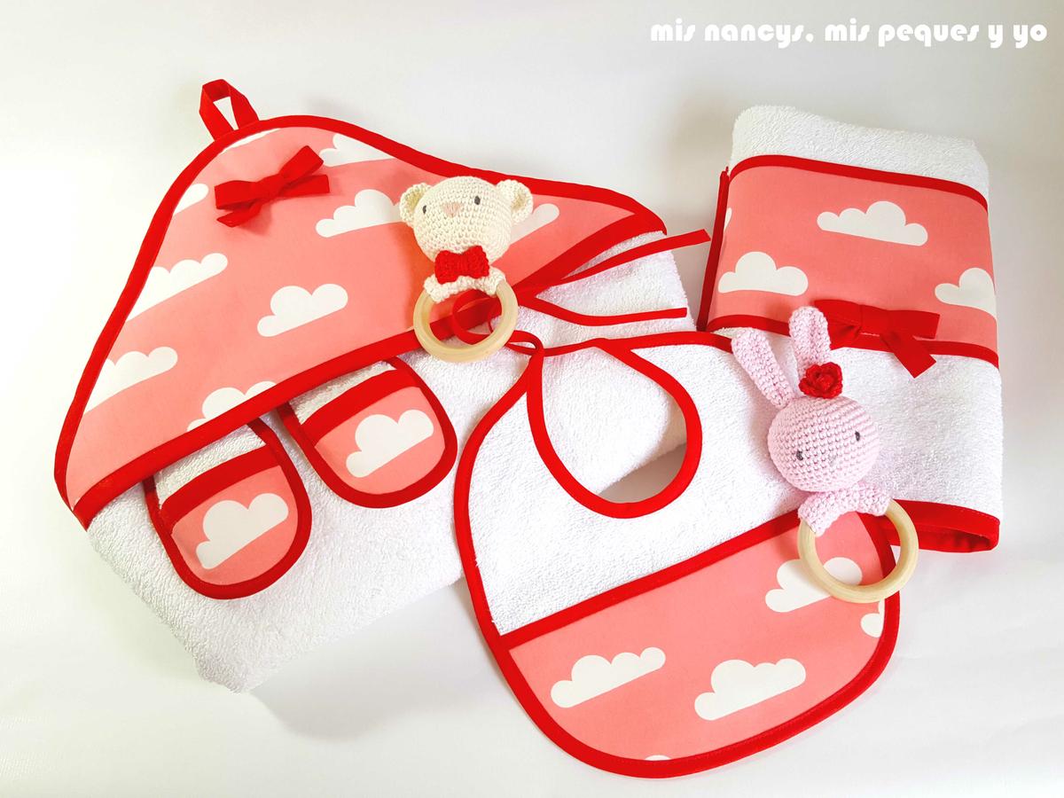 mis nancys, mis peques y yo, juego de baño para bebe, formado por toalla con capucha, toalla de lavabo, babero, zapatillas de baño y sonajeros mordedores de crochet
