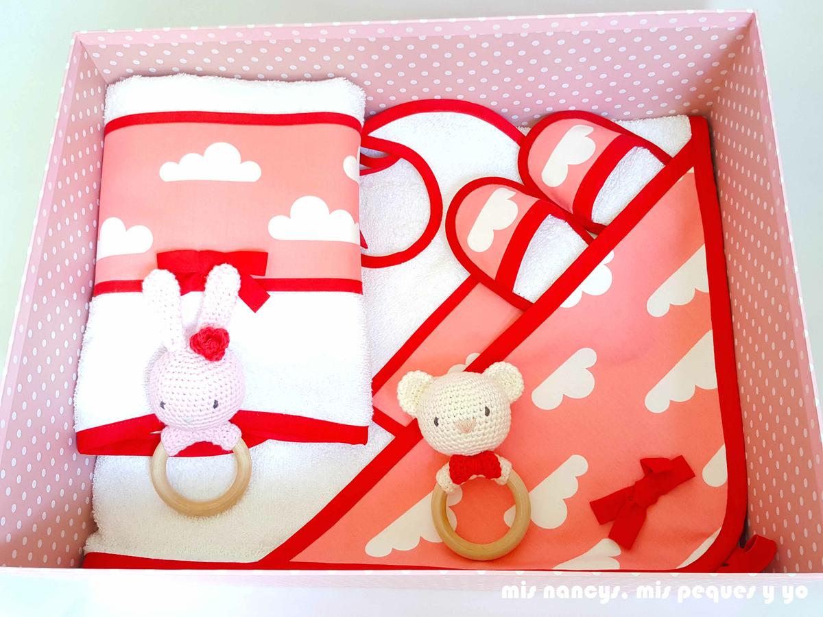 mis nancys, mis peques y yo, canastilla para bebe, formado por toalla con capucha, toalla de lavabo, babero, zapatillas de baño y sonajeros mordedores de crochet