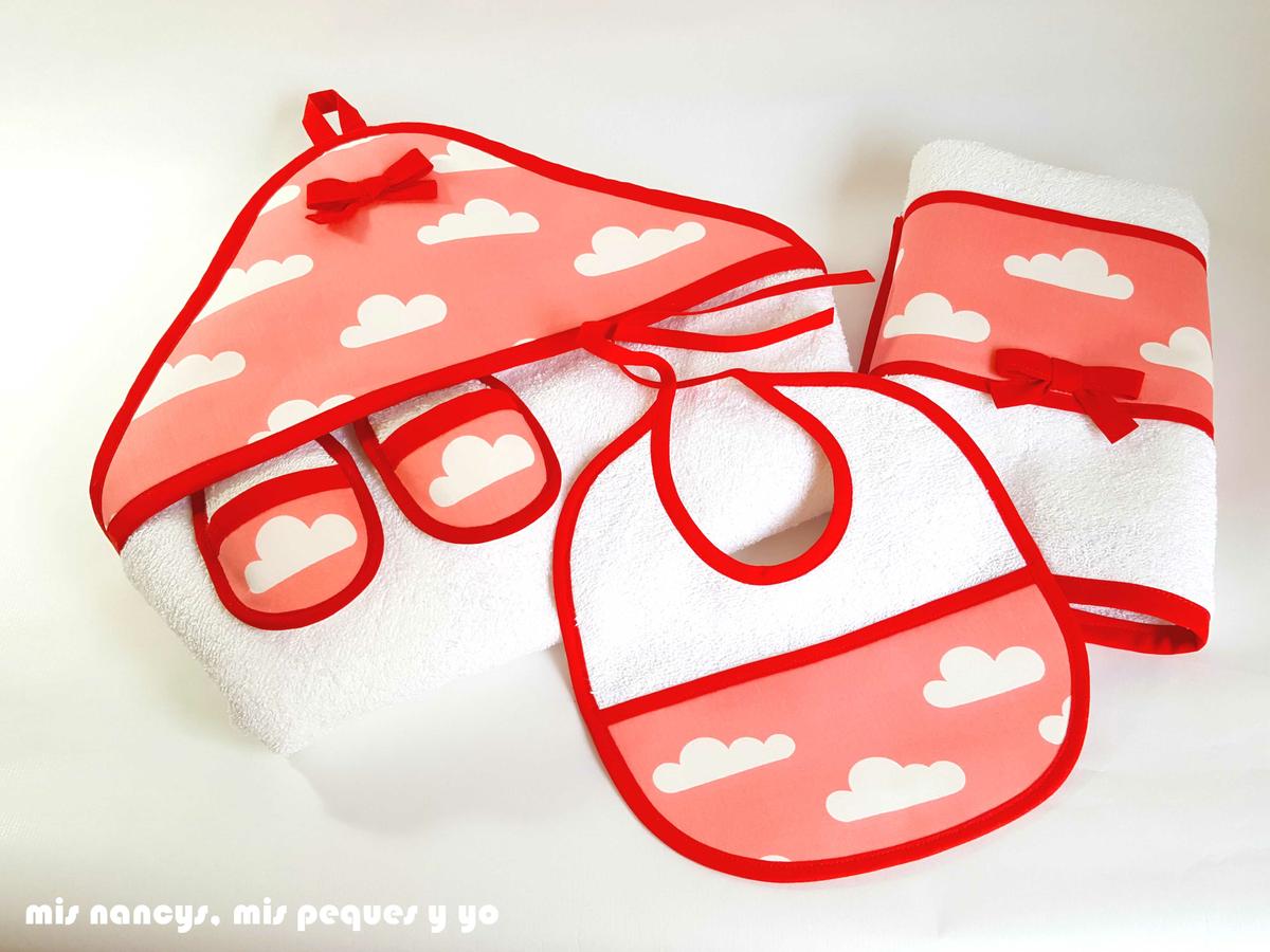 mis nancys, mis peques y yo, juego de baño para bebe, formado por toalla con capucha, toalla de lavabo, babero y zapatillas de baño