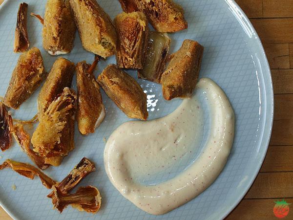 Alcachofas fritas con alioli de pimienta rosa