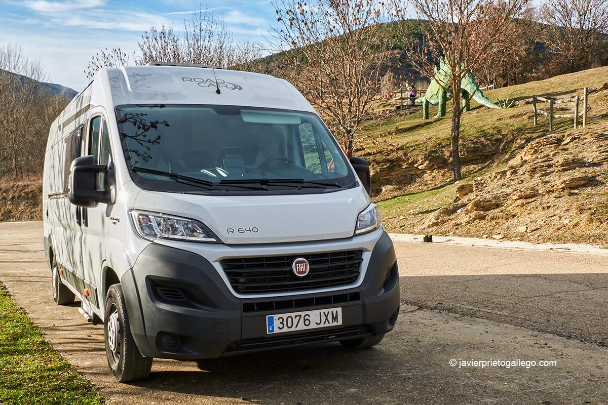 La autocaravana Fiat R640 aparcada junto al yacimiento de Santa Cruz de Yanguas. Ruta de las Icnitas. Soria. Castilla y León. España. © Javier Prieto Gallego