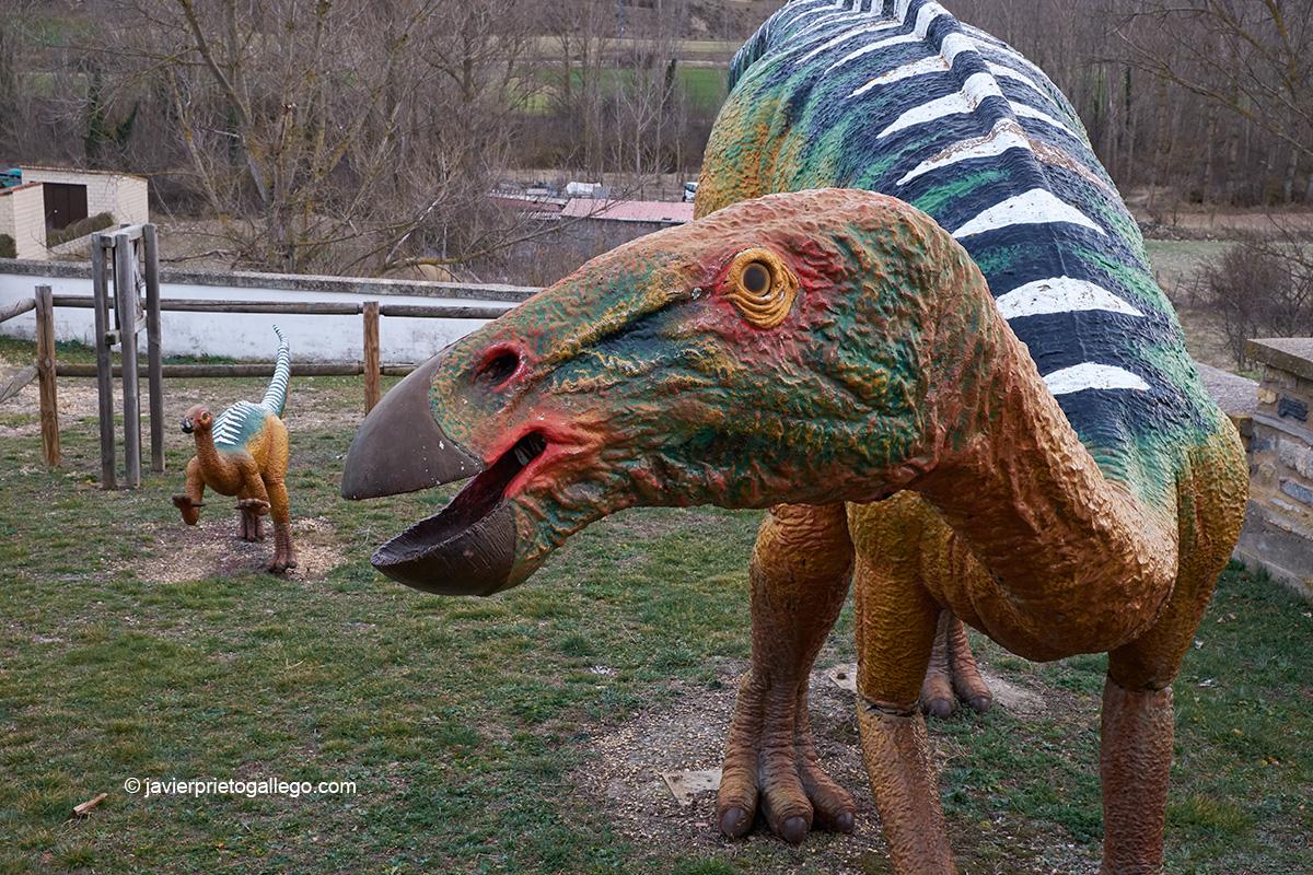 Répilca Iguanodón y su cría en el Aula Paleontológica de Villar del Río. Ruta de las Icnitas. Soria. Castilla y León. España. © Javier Prieto Gallego