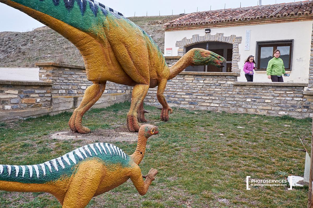 Répilca Iguanodón y su cría en el Aula Paleontológica de Villar del Río. Ruta de las Icnitas. Soria. Castilla y León. España. © Javier Prieto Gallego