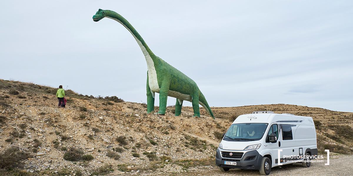 Répilca de dinosaurio en Villar del Río. Ruta de las Icnitas. Soria. Castilla y León. España. © Javier Prieto Gallego