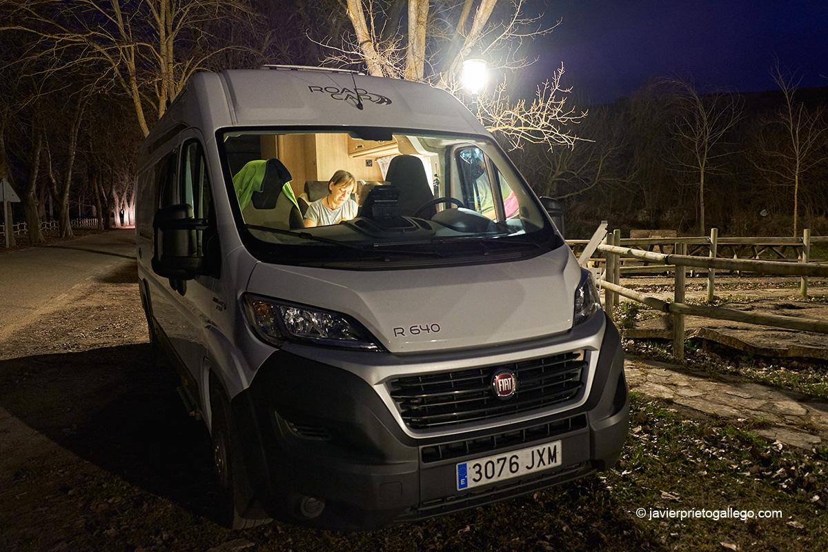 Aparcados junto al yacimiento de Yanguas. Ruta de las Icnitas. Soria. Castilla y León. España. © Javier Prieto Gallego