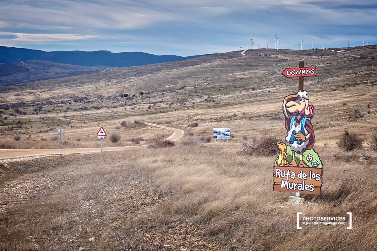 Cartel del inicio de la ruta de los Murales en la carretera hacia Santa Cruz de Yanguas, en lo alto de la Sierra de Alba, muy cerca del nacimiento del río Cidacos. Soria. Castilla y León. España. © Javier Prieto Gallego