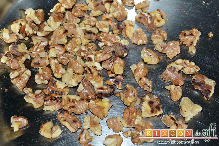 Tallarines al queso con nueces y bacon, tostar las nueces sin aceite