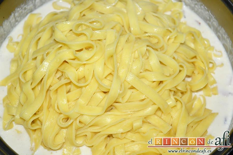 Tallarines al queso con nueces y bacon, añadir al caldero