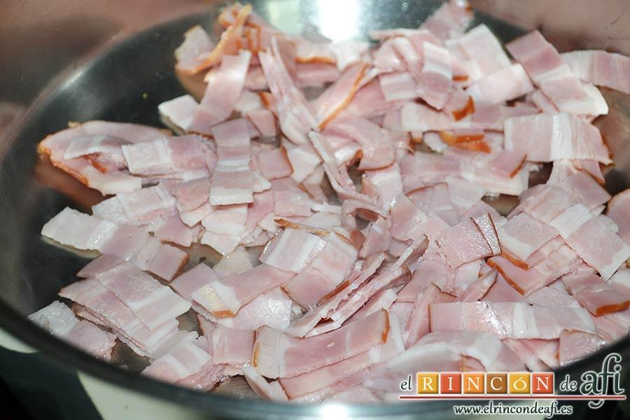 Tallarines al queso con nueces y bacon, añadir el bacon ahumado