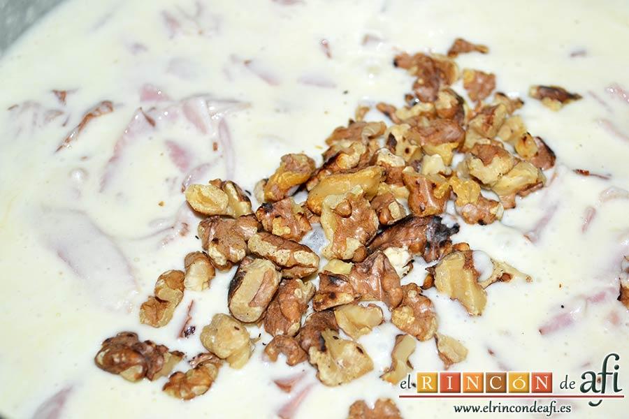 Tallarines al queso con nueces y bacon, añadir las nueces tostadas