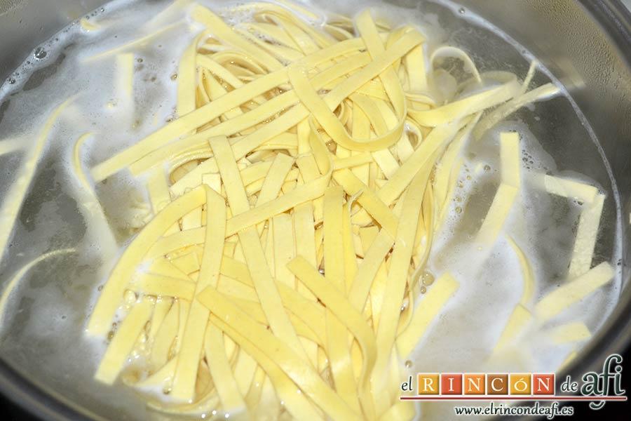 Tallarines al queso con nueces y bacon, hervir la pasta