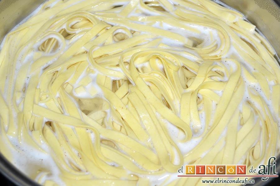 Tallarines al queso con nueces y bacon, si es fresca vigilar los tiempos de cocción