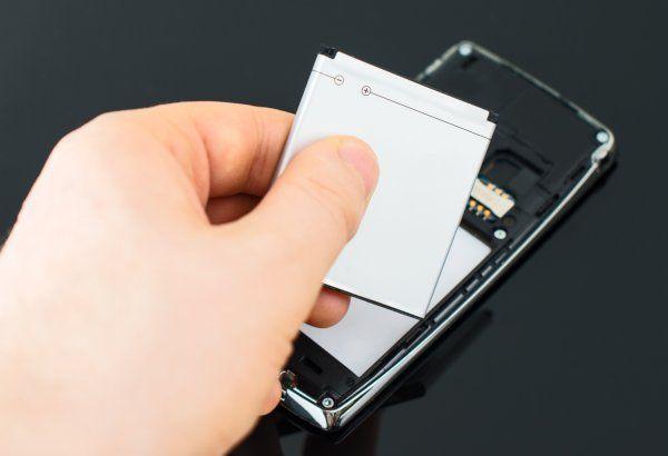 Cómo secar completamente su electrónica húmedaSi accidentalmente se mojan sus dispositivos electrónicos, no se preocupe. A continuación se enumeran algunas maneras de secar completamente sus aparatos electrónicos húmedos.