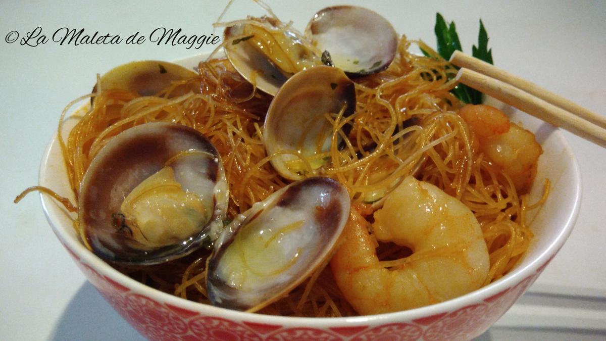 Fideos de arroz con gambas y almejas