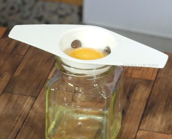 separador claras y yemas tarta de yema tostada