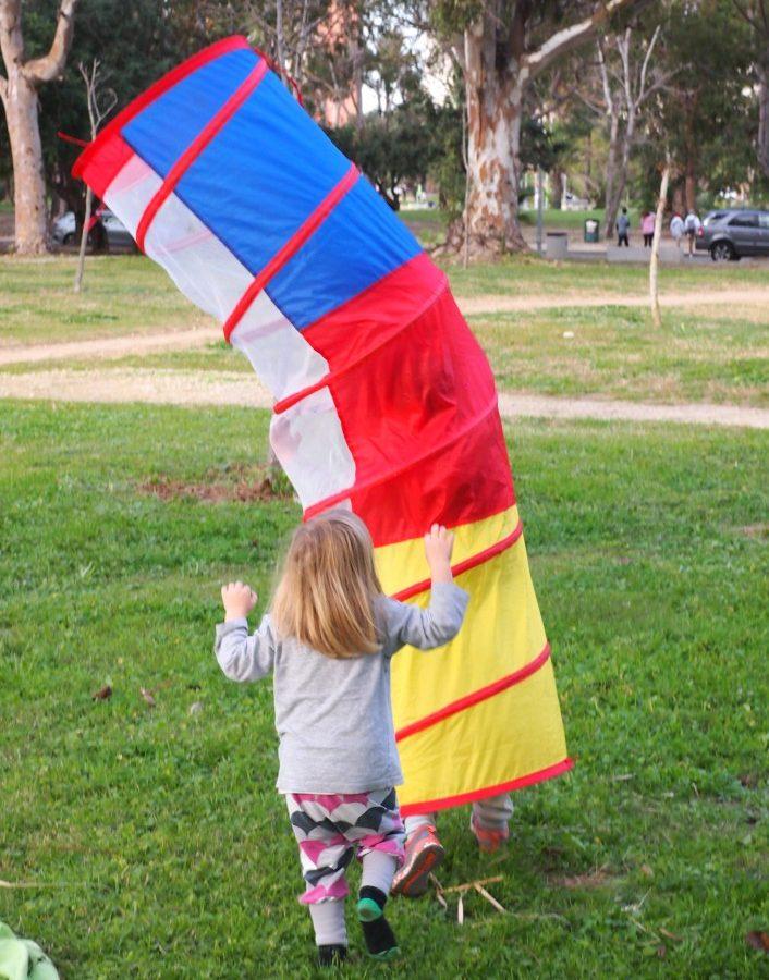 Niña persiguiendo a un tubo con patas