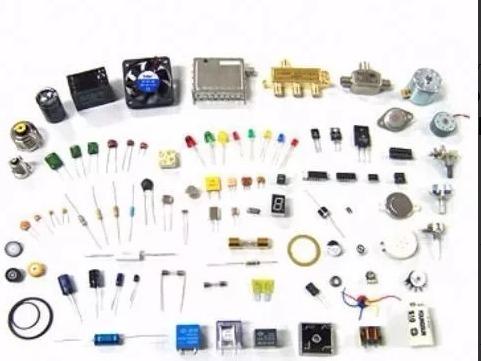 Distintos tipos de componentes electrónicos.