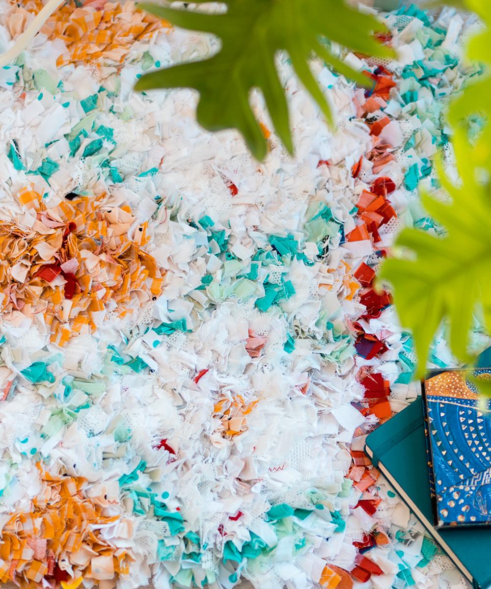 Detalle de alfombra con retales DIY