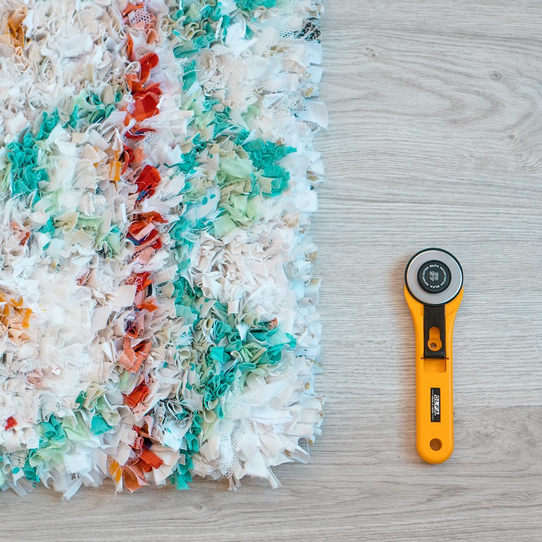 Detalle de alfombra con retales DIY