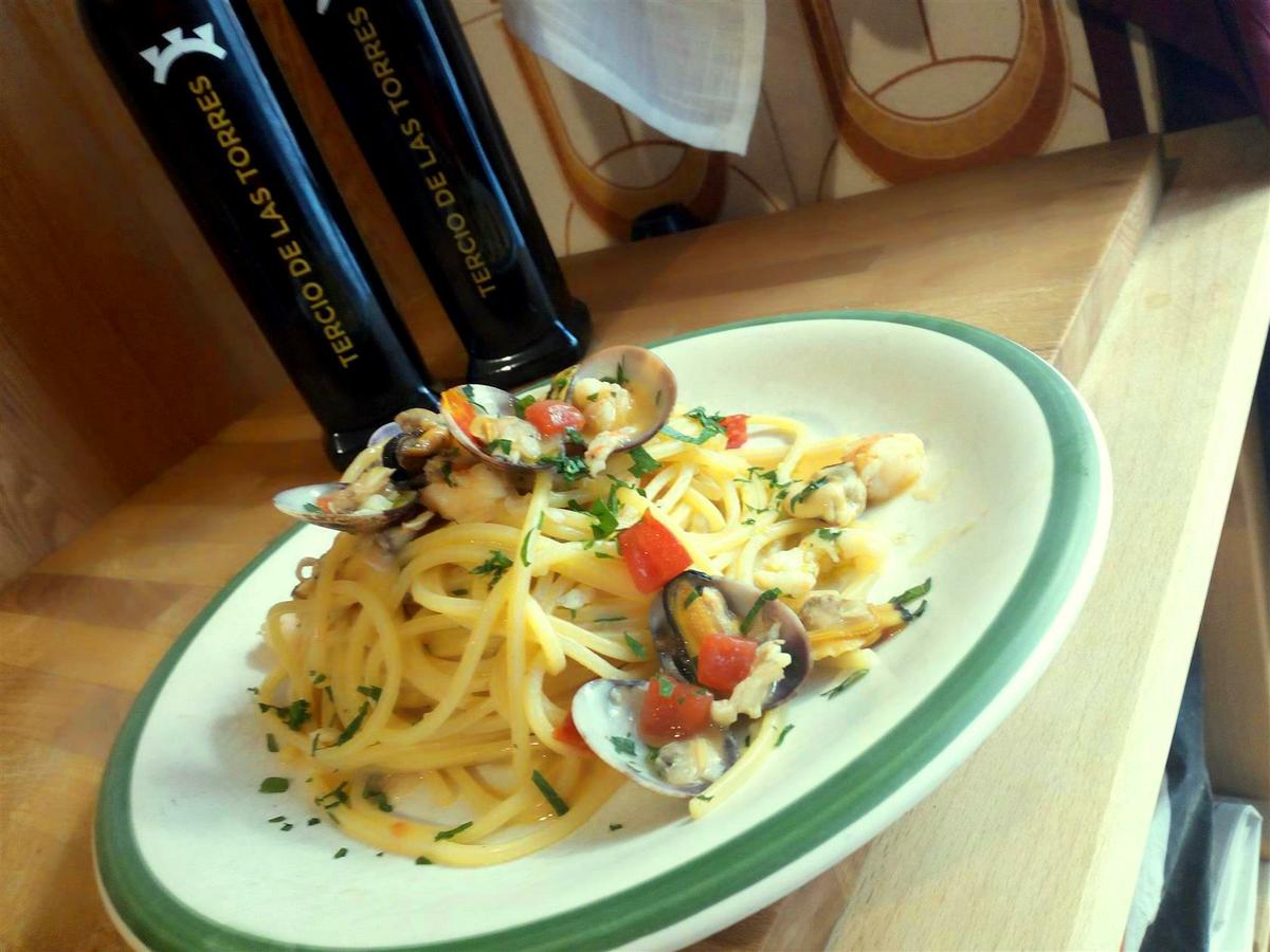 Espaguetis frutti di mare fácil - Spaghetti ai frutti di mare - Seafood pasta recipe easy