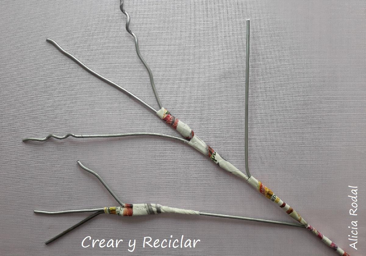 En este tutorial verás qué fácil es hacer unas flores con retales de tela, para hacer un lindo ramo de rosas rojas. 